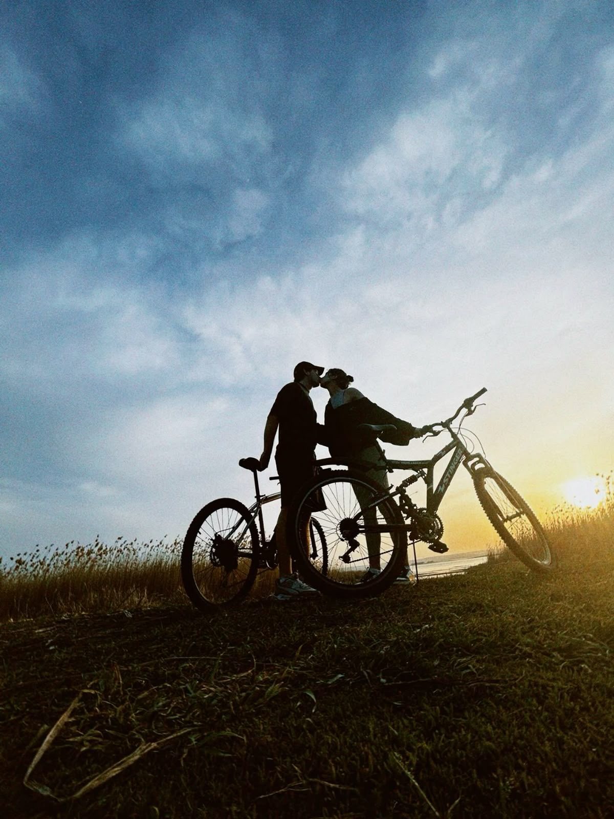 Due ciclisti al tramonto