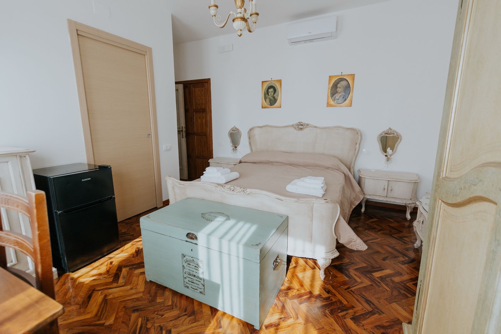 Camera Chiara, con parquet e arredi color avorio