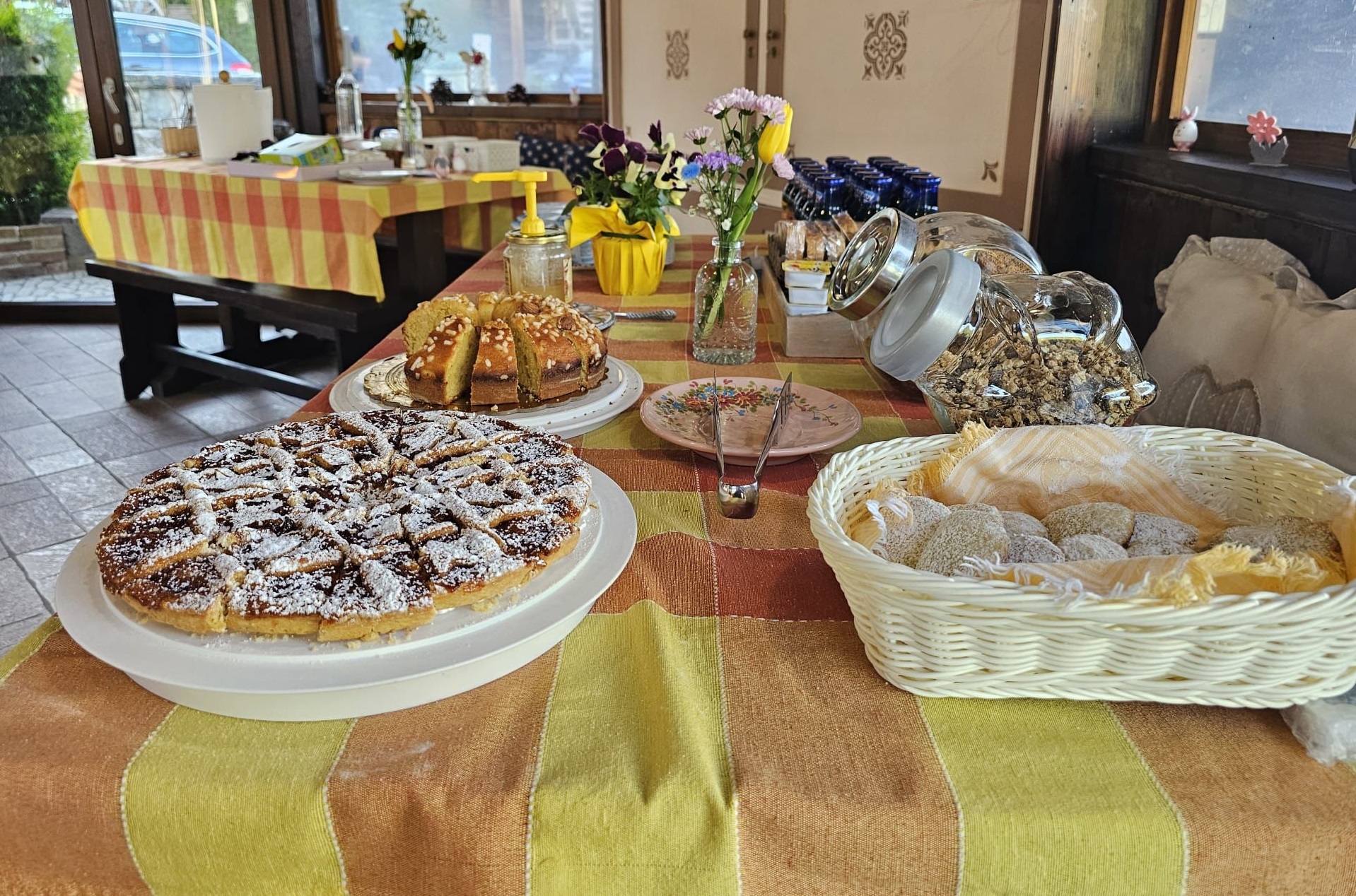 Il buffet della colazione, con crostate, torte e biscotti