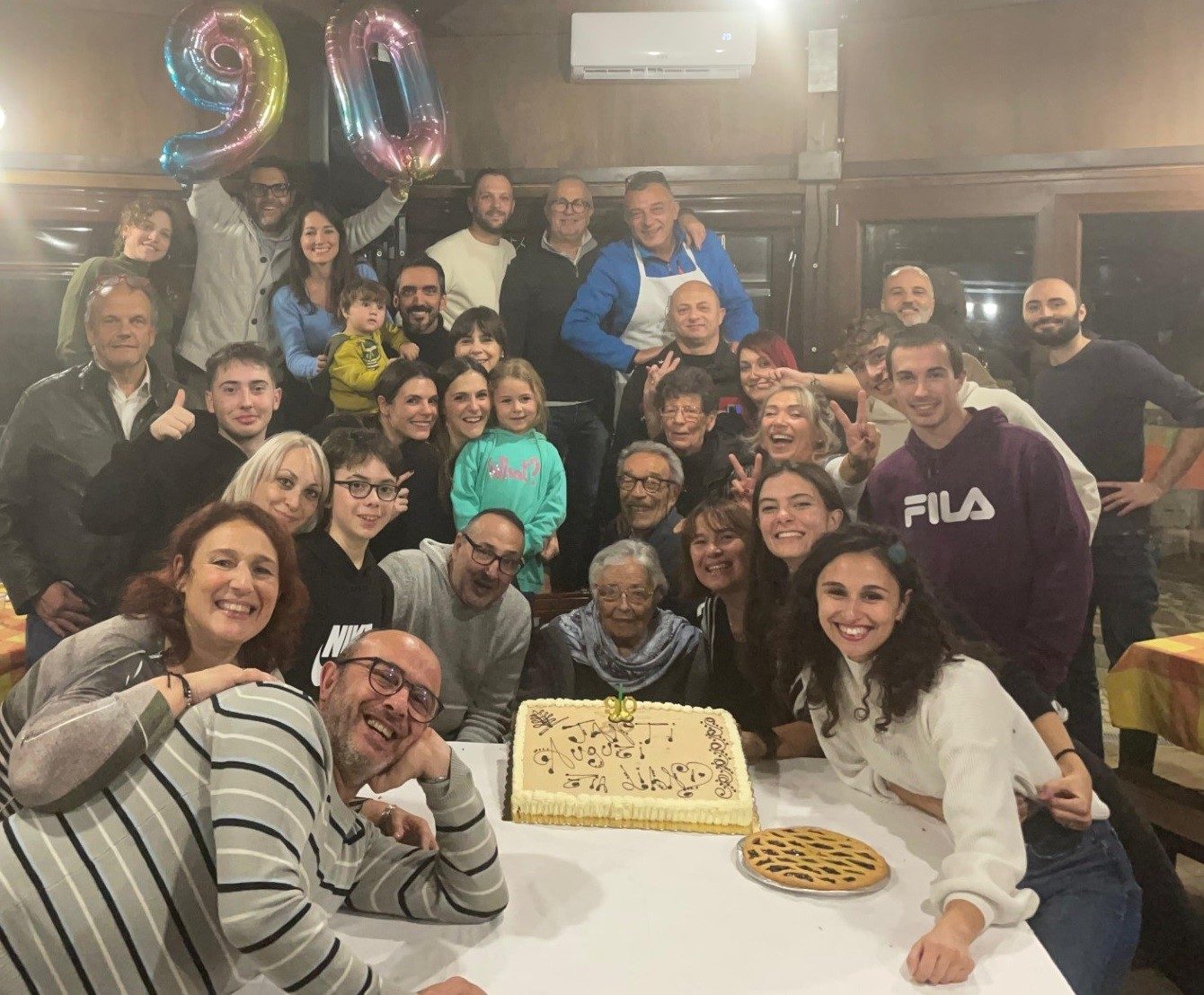 La famiglia riunita attorno alla torta per i 90 anni di zia Lia Anna Tassi