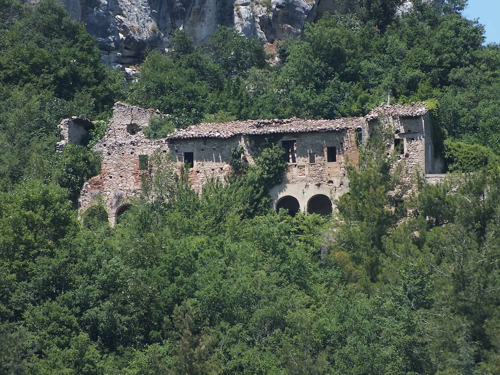 Le rovine dell'Eremo di San Giorgio tra i boschi della collina di fronte