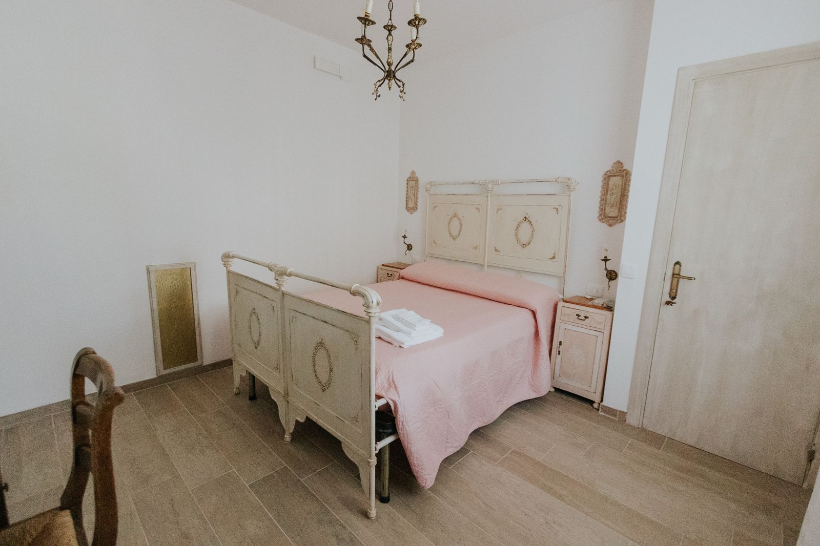 Camera Francesca, con l'antico letto in ferro battuto