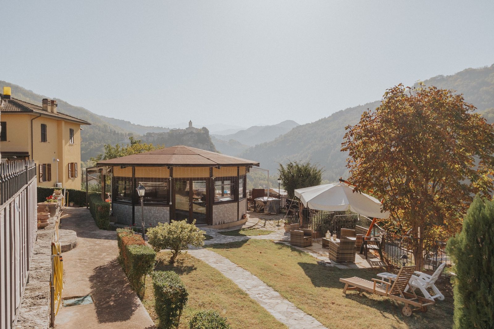 Il giardino con il gazebo e le montagne sullo sfondo
