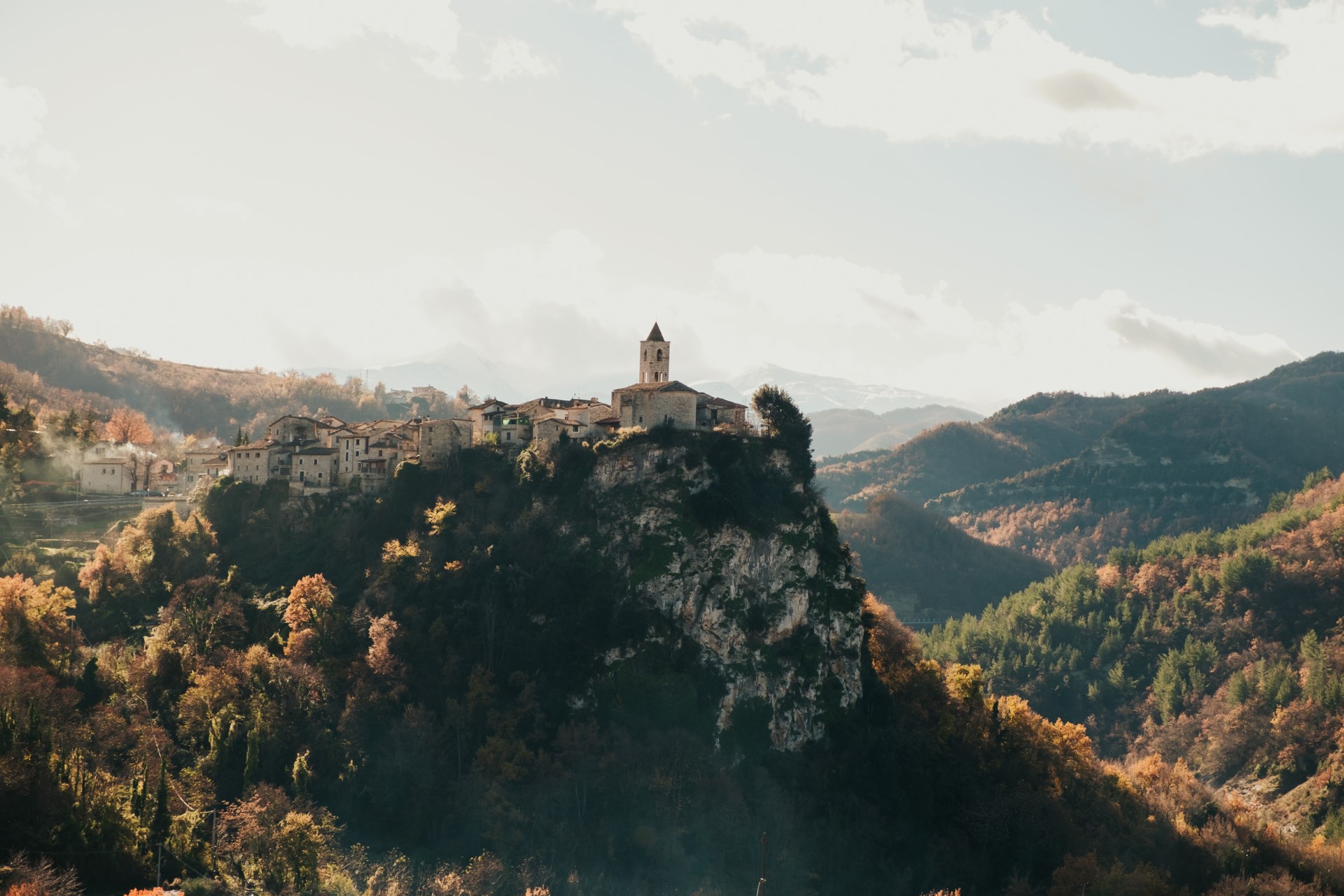 La rocca di Castel Trosino sospesa sulla valle