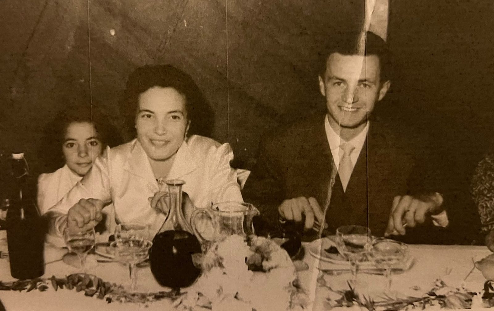 Maria Tassi e Mario Mancini a tavola il giorno delle nozze, nel 1956
