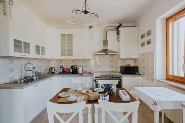 La cucina con la tavola della colazione