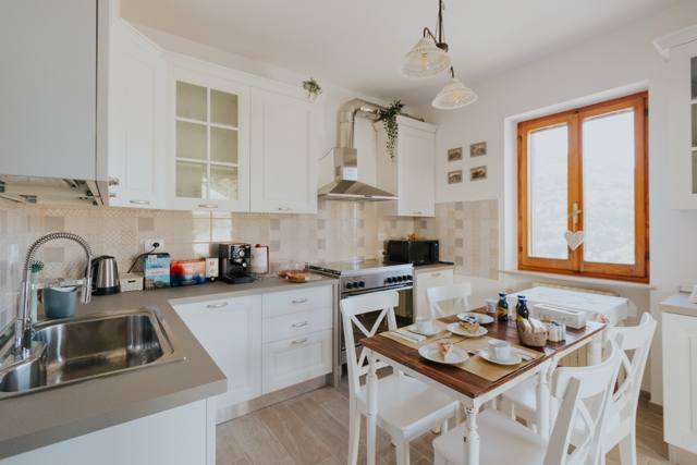 La cucina e la tavola apparecchiata