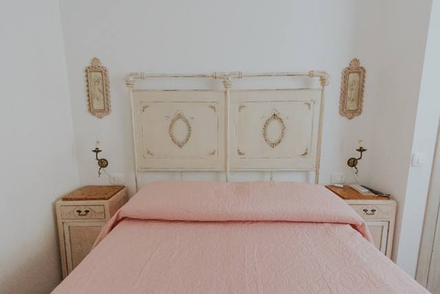 Camera Francesca, la testiera dell'antico letto