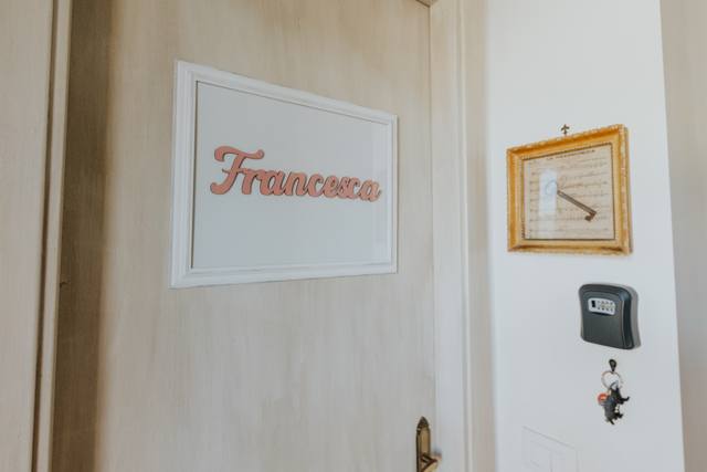 La porta della camera Francesca