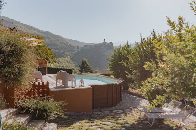La piscina tra gli alberi