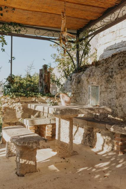Il tavolo in travertino sotto la pergola